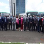 foto de familia entrega buses escolares