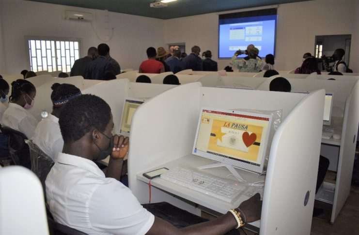 Minas y la empresa EG LNG iregalan una sala de informática a los estudiantes de la jurisdicción de Rebola