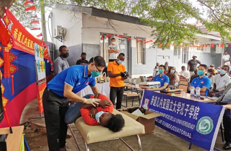 Médicos chinos ofrecen consultas sanitarias « gratuitas » a los estudiantes del Instituto Confucio de la UNGE