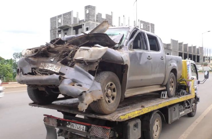 Espectacular colisión de un Toyota Ilux con un camión de basuras en las inmediaciones del Cine Rial
