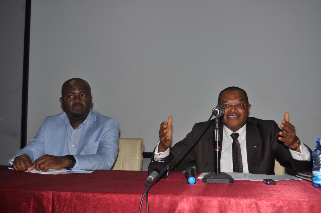 El Presidente Ejecutivo de Ceiba Intercontinental, Fortunato Ofá Mbo (a la derecha) en compaía de Cruz Nguema Ela, Director General de la misma compañía nacional.