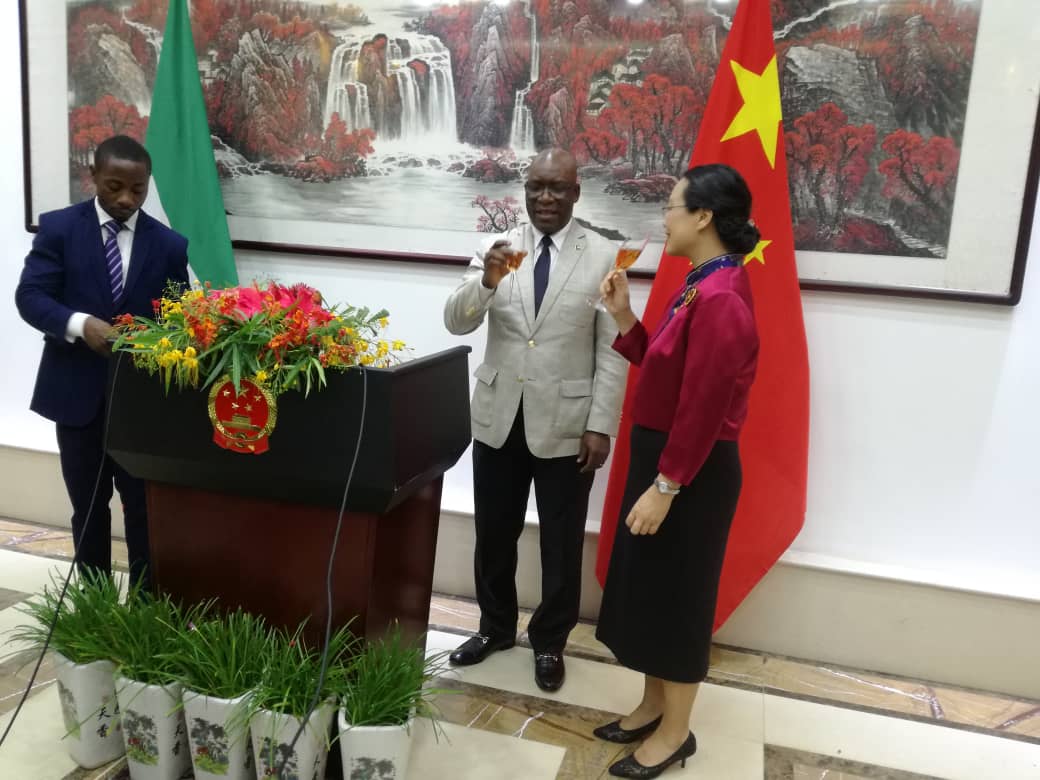 China y Guinea Ecuatorial fortalecen sus relaciones bilaterales brindando por el 73 aniversario de la Fundación del gigante asiático