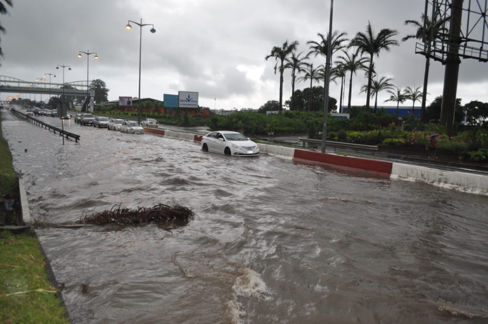 La inundación de un tramo de la carretera Aeropuerto-Ryesa dificulta el paso normal de los vehículos