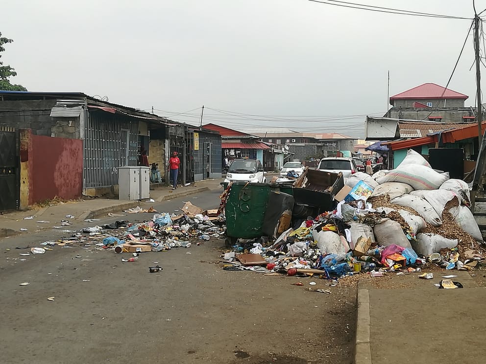 La basura toma algunas calles de Malabo: ¿De quién es la culpa?