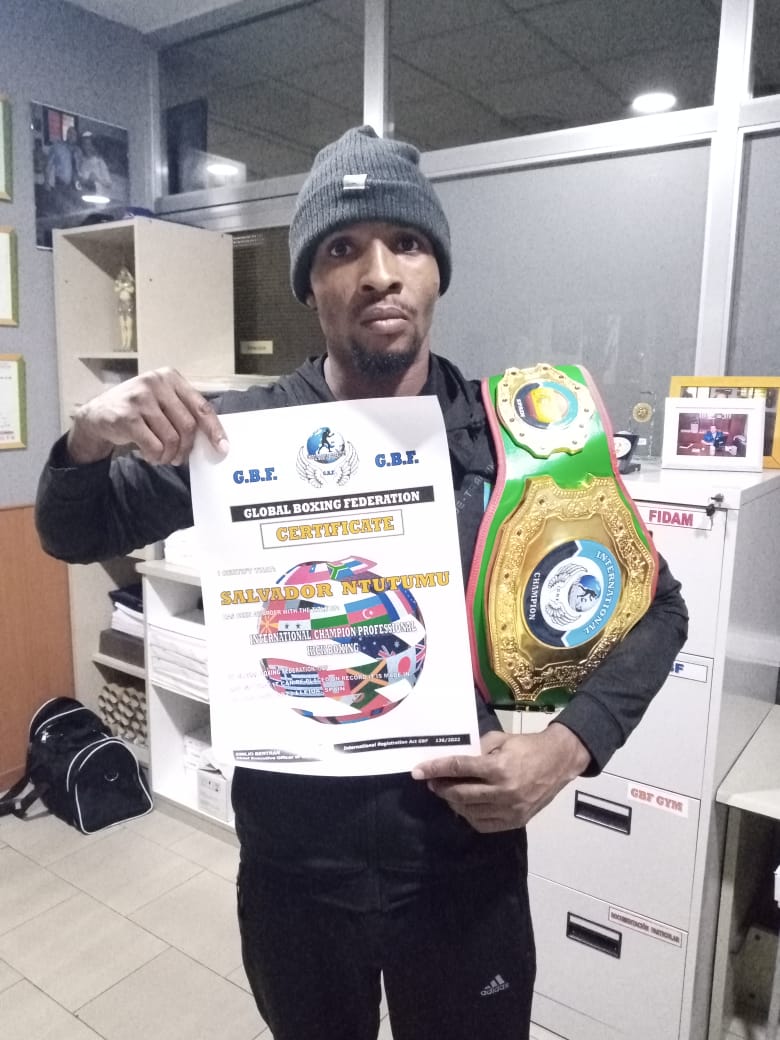 ¡Impresionante! : El ecuatoguineano Salvador Ntutumu gana el cinturón internacional de Kickboxing en España