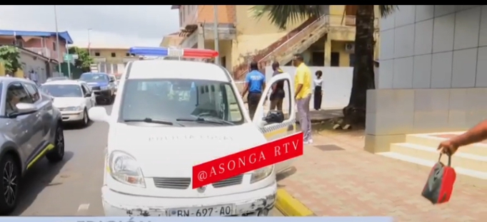 Agentes de tráfico persiguen a un taxista hasta la Televisión Asonga donde fue a refugiarse y a denunciarles por agresión