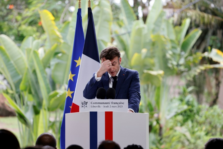 El presidente francés Macron culminó su visita a África entre abucheos y tensiones