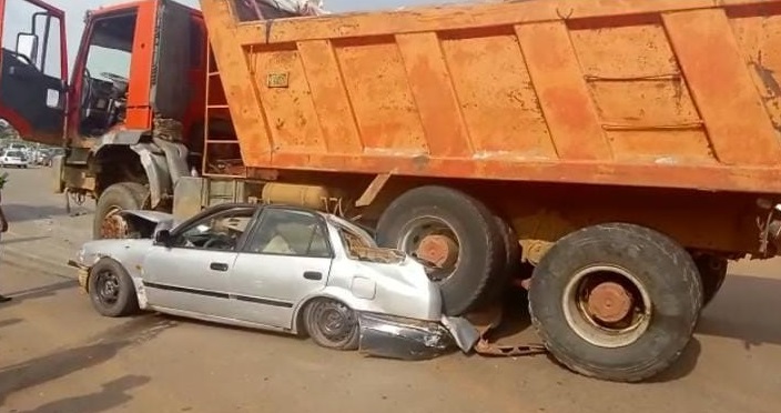 Un camión atropella y arrastra a un coche turismo que se encontraba aparcado en la ciudad de Bata