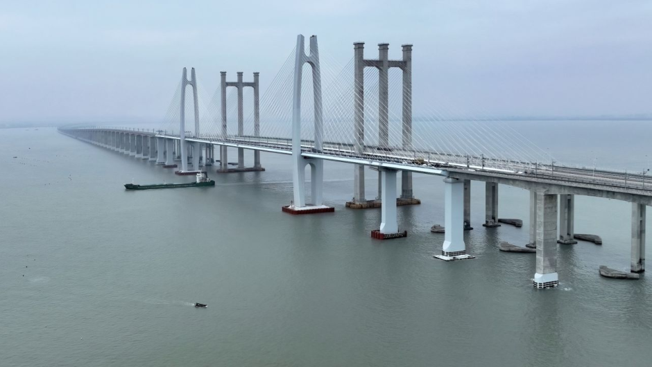 China estrena su primer tren de alta velocidad sobre el agua